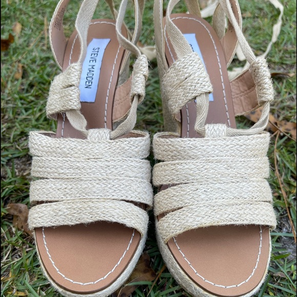 **𝐖𝐨𝐦𝐞𝐧𝐬 ** 𝐒𝐭𝐞𝐯𝐞 𝐌𝐚𝐝𝐝𝐞𝐧** 𝐒𝐢𝐳𝐞 8.5** 𝐖𝐞𝐝𝐠𝐞𝐬 - Picture 3 of 6